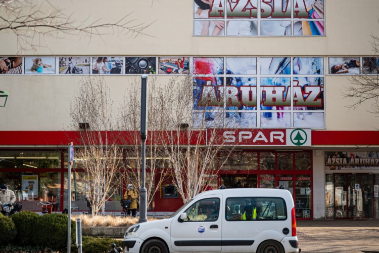 Végleg kikerülnek a Spar-üzletekből a műanyag zacskók