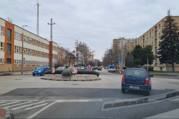 Csütörtök éjszaka és péntek hajnalban burkolati jeleket festenek a Széna téri körforgalomnál