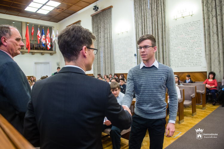JÓL TANULÓ FEHÉRVÁRI FIATALOK VEHETTEK ÁT ÖSZTÖNDÍJAT