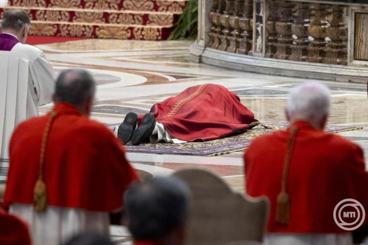 Több mint 30 ezren vettek részt a XIV. Leó pápa vezette keresztúton a római Colosseumnál