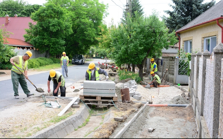 Járdafelújítások az író utcákban - kezdődik a Géza utca felújítása is