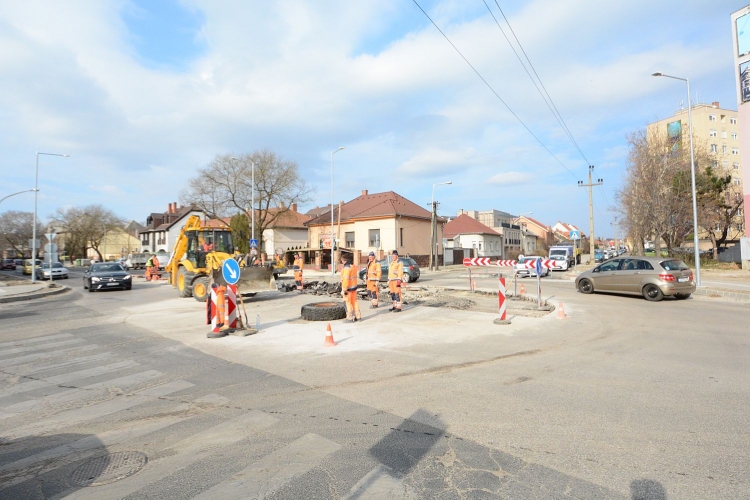 Jövő héten aszfaltoznak a Berényin az új körforgalomnál és a Zombori úton is