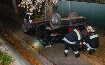 A JÁRDÁN, A TETEJÉRE BORULVA ÁLLT MEG EGY AUTÓ A BUDAI ÚTON