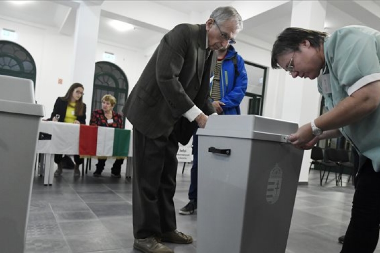 Két vagy három szavazólapot kapnak a választók