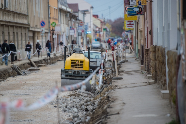 JÖVŐ HÉTEN ASZFALTOZNAK A LIGETSORON, VÉGSŐ KOPÓRÉTEGET KAP A TÁVÍRDA UTCA A FAL KÖZIG