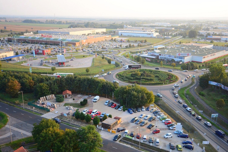 Többsávos, lámpás körforgalommá alakítják az Auchan csomópontot