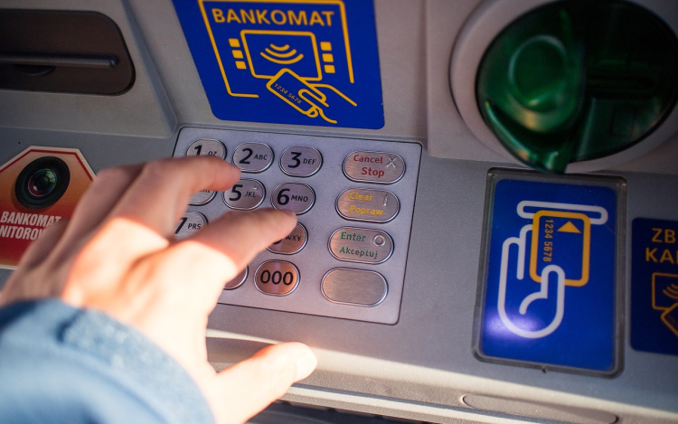 Forradalom az ATM-eknél, rengeteg tranzakciót érint az új lépés