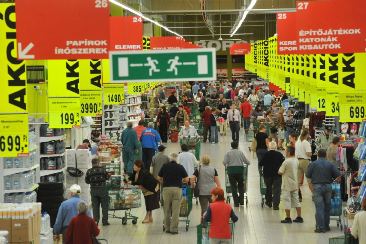 Novembertől emeli a béreket az Auchan 
