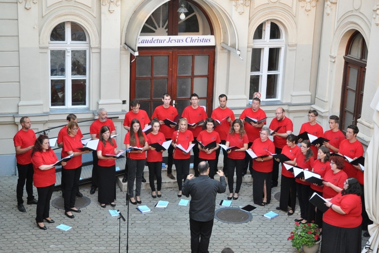 Nyáresti kórusmuzsika hangjai töltötték be a Liszt Ferenc utcát