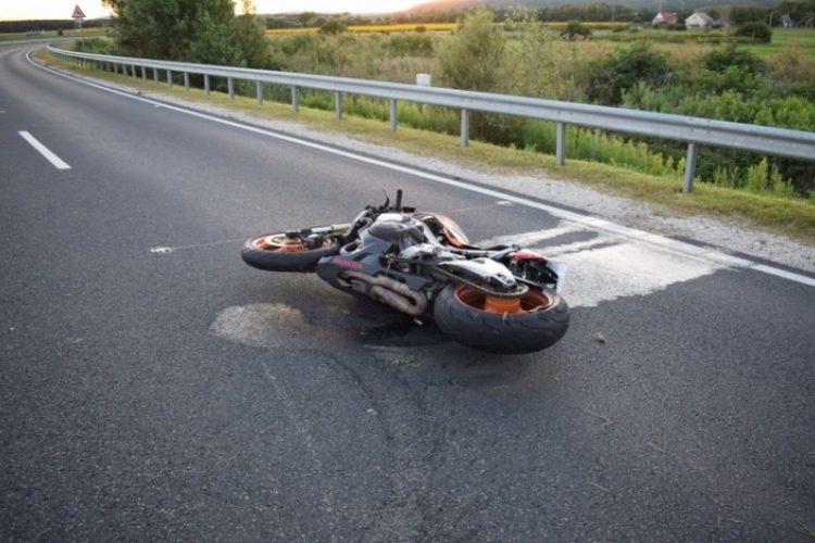 Szalagkorlátnak ütközött, majd elesett egy motoros Csórnál