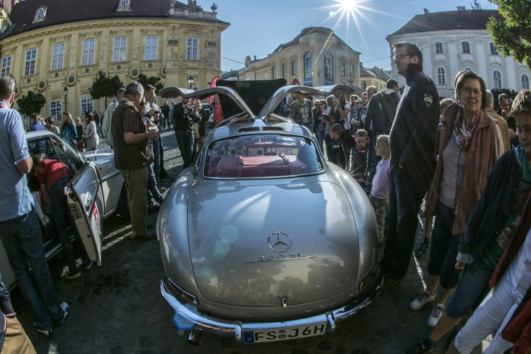 Száz oldtimer autóval rajtol a Total Chrono Classic szombaton az Országalmától