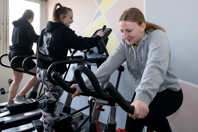 Sporteszközökkel bővültek a lánykollégium kondiszobái