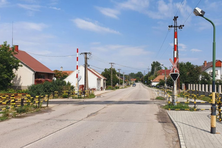 Félpályás lezárás lesz csütörtökön a Farkasvermi úti vasúti útátjáróban