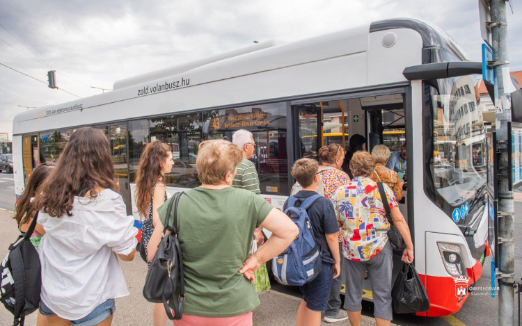 AUGUSZTUS 1-JÉTŐL BEVEZETIK AZ IDŐALAPÚ ELEKTRONIKUS JEGYEKET ÉS BÉRLETEKET A HELYI BUSZKÖZLEKEDÉSBEN